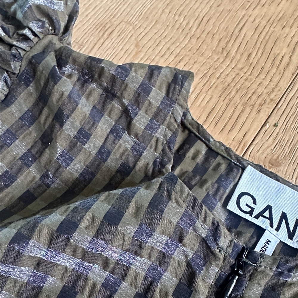 GANNI
SEERSUCKER CHECK SHORT PUFFY SLEEVES TOP women’s Small Olive green gingham - Picture 5 of 6